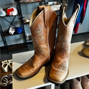 SHYANNE GIRLS' LITTLE LASY FLORAL EMBROIDERED WESTERN BOOTS - Beautiful leather.